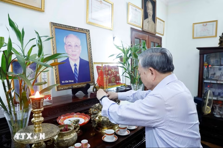 Tổng Bí thư, Chủ tịch nước Tô Lâm dâng hương tưởng nhớ Chủ tịch Hội đồng Nhà nước Võ Chí Công - Ảnh: TTXVN