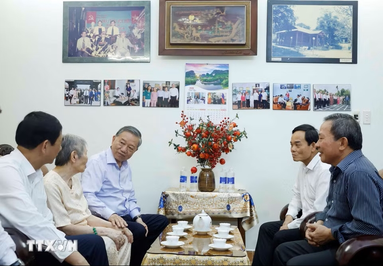 Tổng Bí thư, Chủ tịch nước Tô Lâm cùng Đoàn công tác của Trung ương thăm hỏi thân nhân gia đình Chủ tịch Hội đồng Nhà nước Võ Chí Công - Ảnh: TTXVN