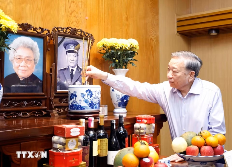 Tổng Bí thư, Chủ tịch nước Tô Lâm dâng hương tưởng nhớ Đại tướng Lê Đức Anh, nguyên Chủ tịch nước - Ảnh: TTXVN