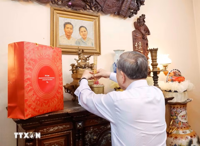 Tổng Bí thư, Chủ tịch nước Tô Lâm cùng Đoàn công tác của Trung ương đến dâng hương tưởng nhớ Chủ tịch Hội đồng Bộ trưởng Phạm Hùng - Ảnh: TTXVN