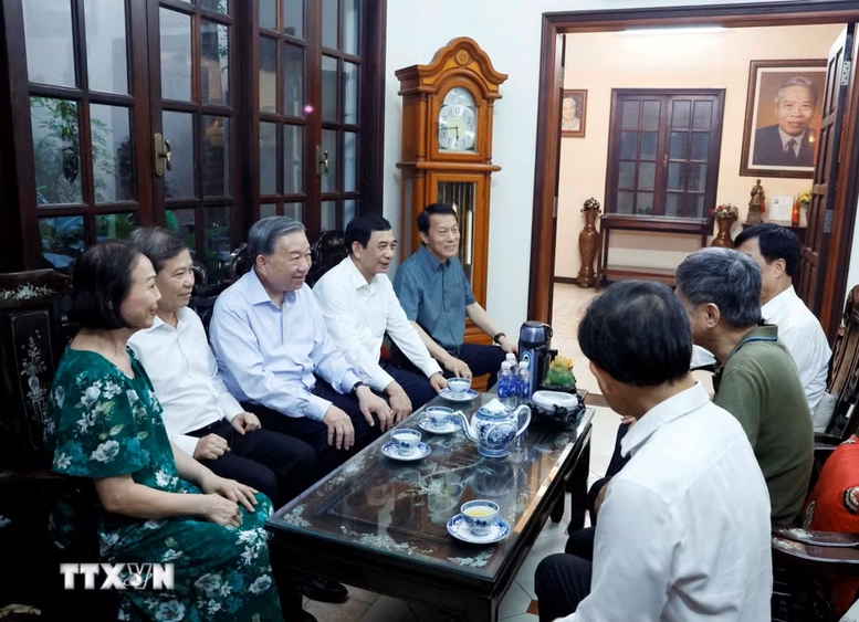 Tổng Bí thư, Chủ tịch nước Tô Lâm cùng Đoàn công tác của Trung ương thăm hỏi thân nhân gia đình Chủ tịch Hội đồng Bộ trưởng Phạm Hùng - Ảnh: TTXVN