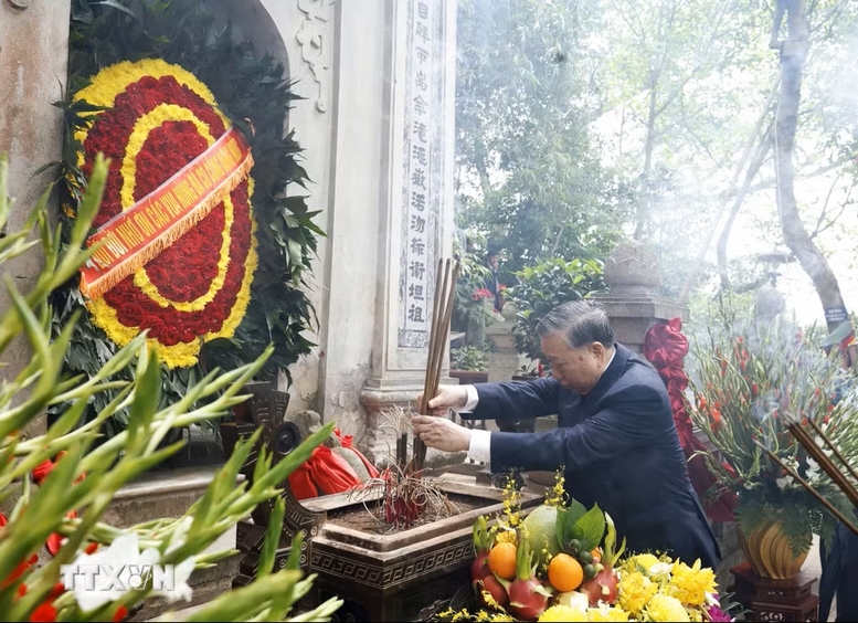 Tổng Bí thư, Chủ tịch nước Tô Lâm dâng hương, dâng hoa tưởng niệm tại Lăng Vua Hùng - Ảnh: TTXVN
