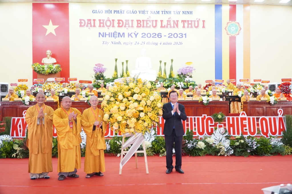 Nguyên Ủy viên Bộ Chính trị, nguyên Chủ tịch nước Trương Tấn Sang trao tặng lẵng hoa chúc mừng Đại hội