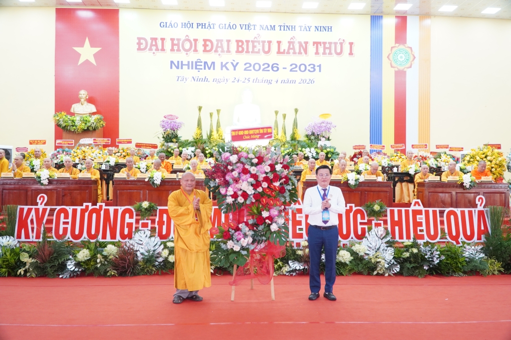Phó Bí thư Tỉnh ủy, Chủ tịch Ủy ban Mặt trận Tổ quốc Việt Nam tỉnh Nguyễn Thanh Hải trao lẵng hoa chúc mừng Đại hội