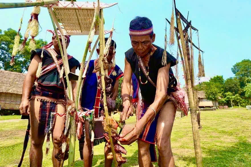 Gia đình người nhận làm lễ báo, mời Tổ tiên tại cây nêu của gia đình trước khi thực hiện các nghi thức chính