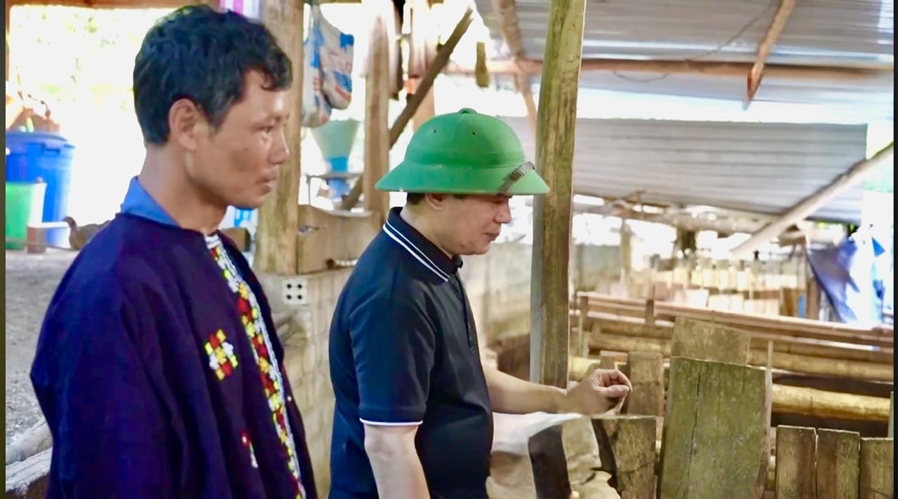 Ông Triệu Văn Lĩu trực tiếp đến từng hộ gia đình người Dao vận động bà con thay đổi tư duy sản xuất 