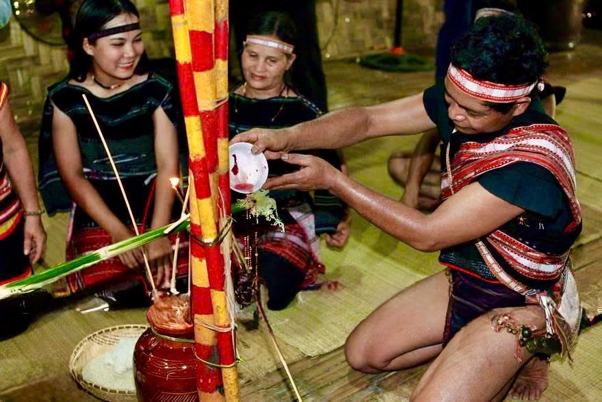 Thầy cúng thực hiện nghi thức dâng đồ lễ lên các vị thần linh trong buổi kết nghĩa