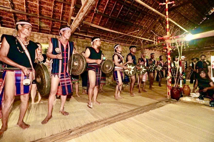 Dàn cồng chiêng chào mừng thành viên mới đến với buôn làng