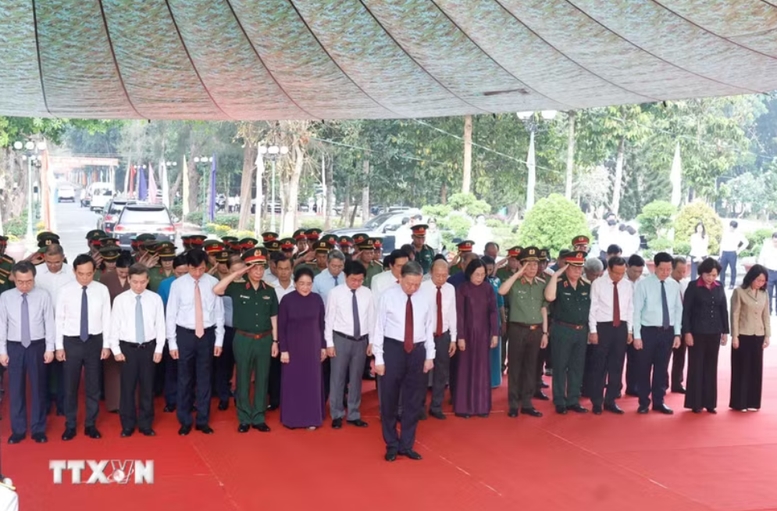 Tổng Bí thư, Chủ tịch nước Tô Lâm cùng Đoàn công tác của Trung ương tưởng niệm các Anh hùng-Liệt sĩ tại Nghĩa trang Liệt sĩ Tân Biên (Nghĩa trang Liệt sĩ Đồi 82) - Ảnh: TTXVN