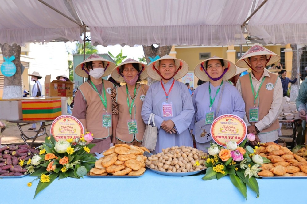 Tại lễ hội chư ni và phật tử tại các chùa chuẩn bị nhiều món chay đẹp mắt, giàu dinh dưỡng