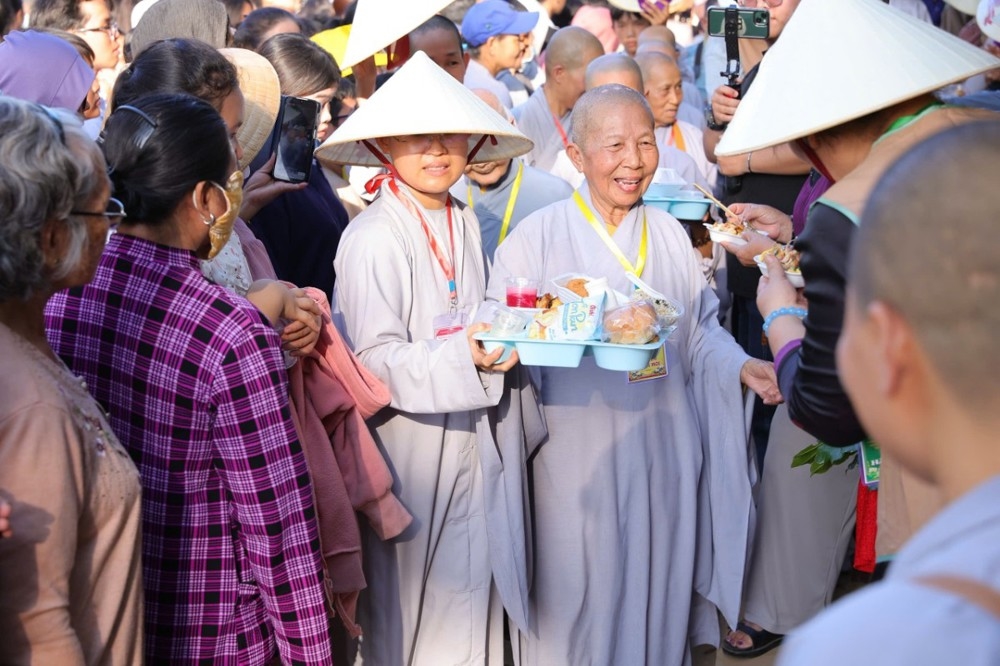Mọi người vui vẻ cùng nhau thưởng thức các món chay tại lễ hội