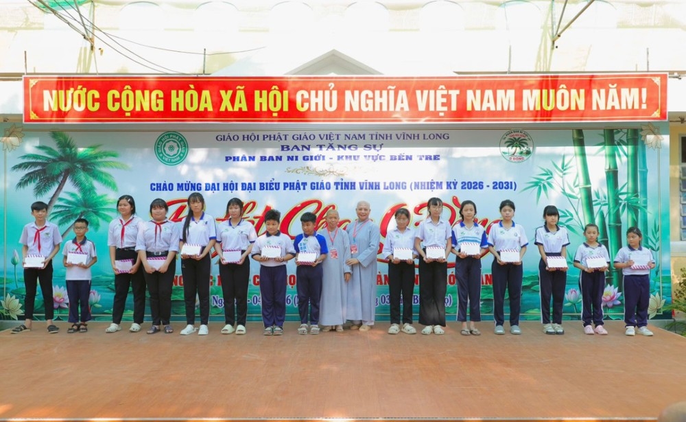 Ban Tổ chức trao học bổng cho học sinh hiếu học có hoàn cảnh khó khăn