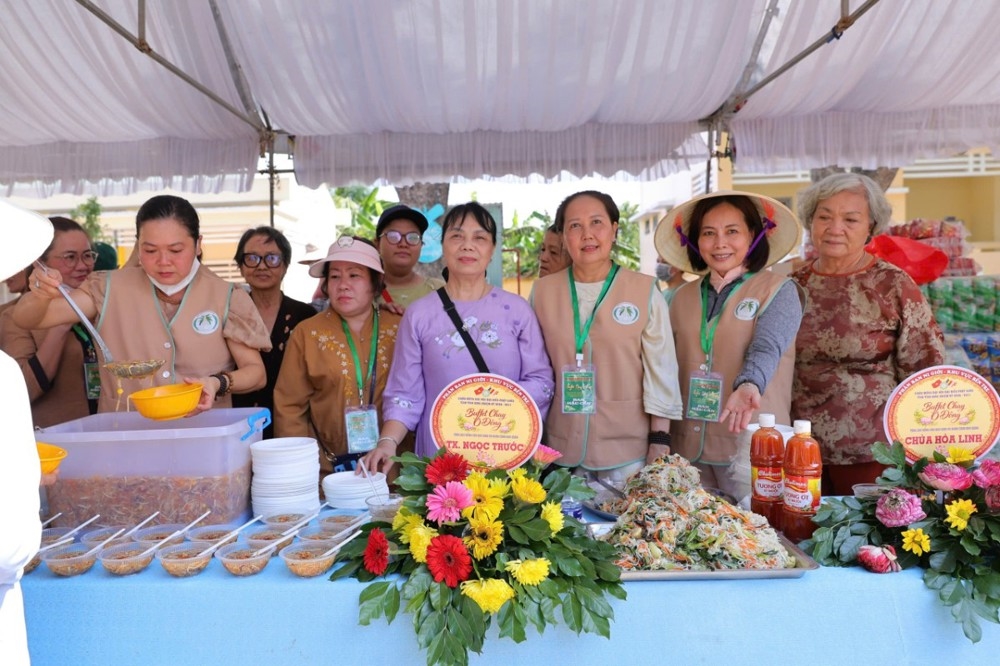 Đông đảo bà con phật tử và Nhân dân quy tụ về tham dự Lễ hội “Buffet chay 0 đồng”