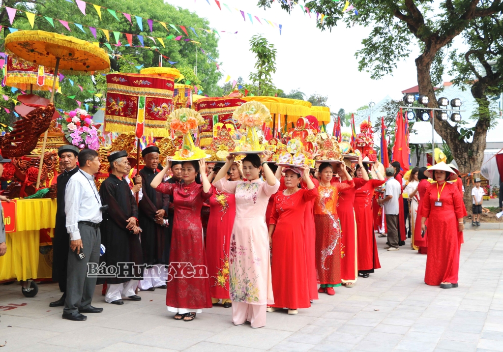 Đoàn rước bắt đầu xuất phát.