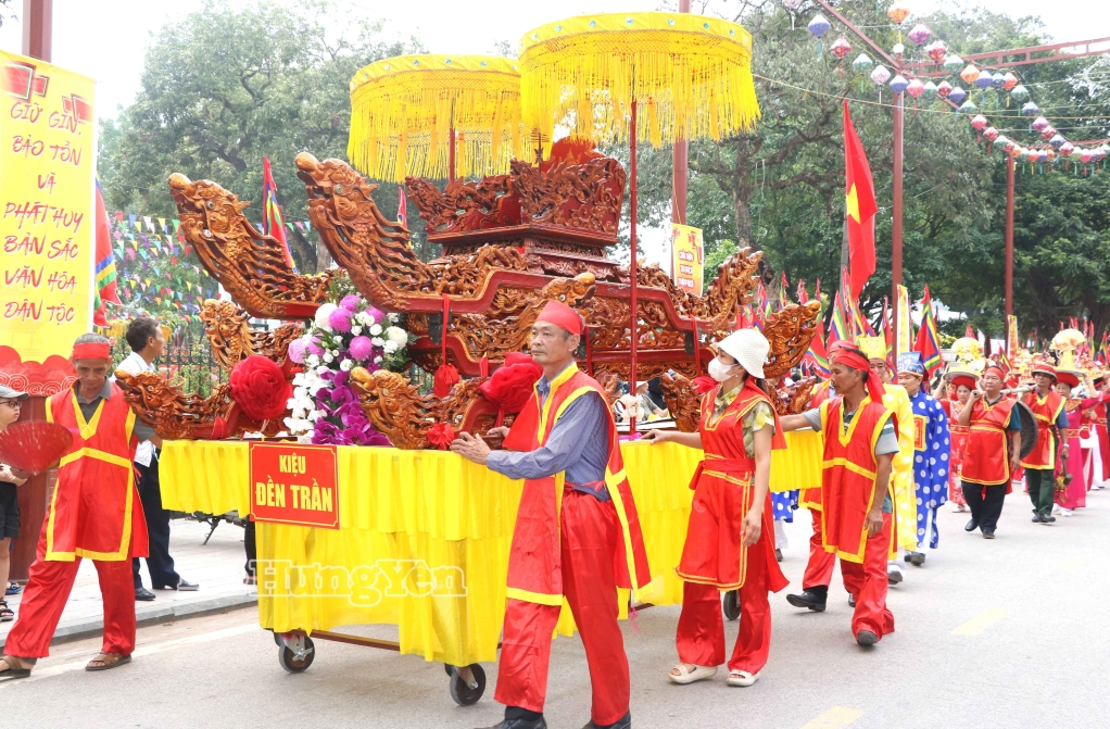 Đoàn rước kiệu đền Trần.