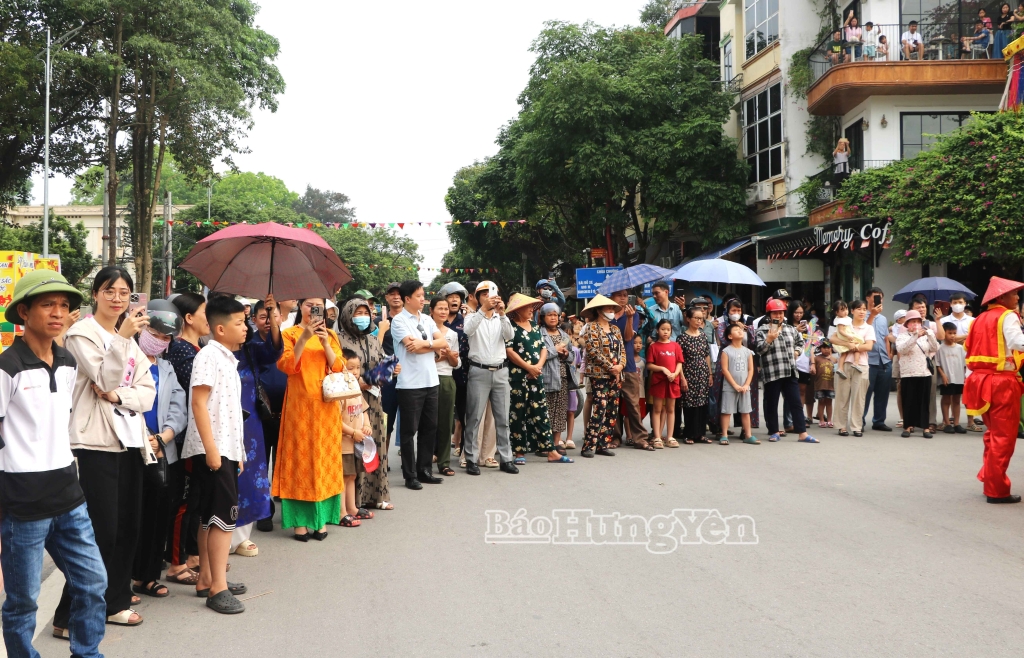 Đông đảo người dân và du khách chào đón, cổ vũ đoàn rước kiệu.