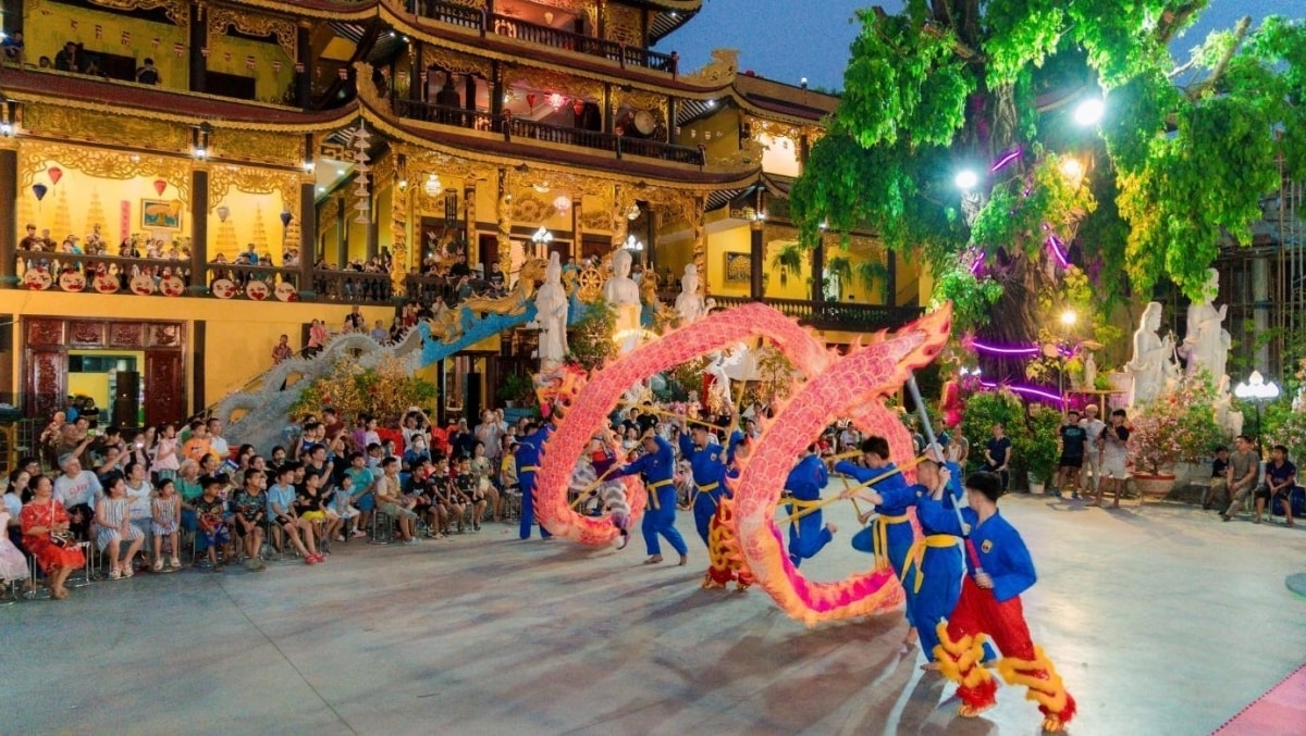 Biểu diễn múa lân tại chùa Phật Tích (Vientiane, Lào).