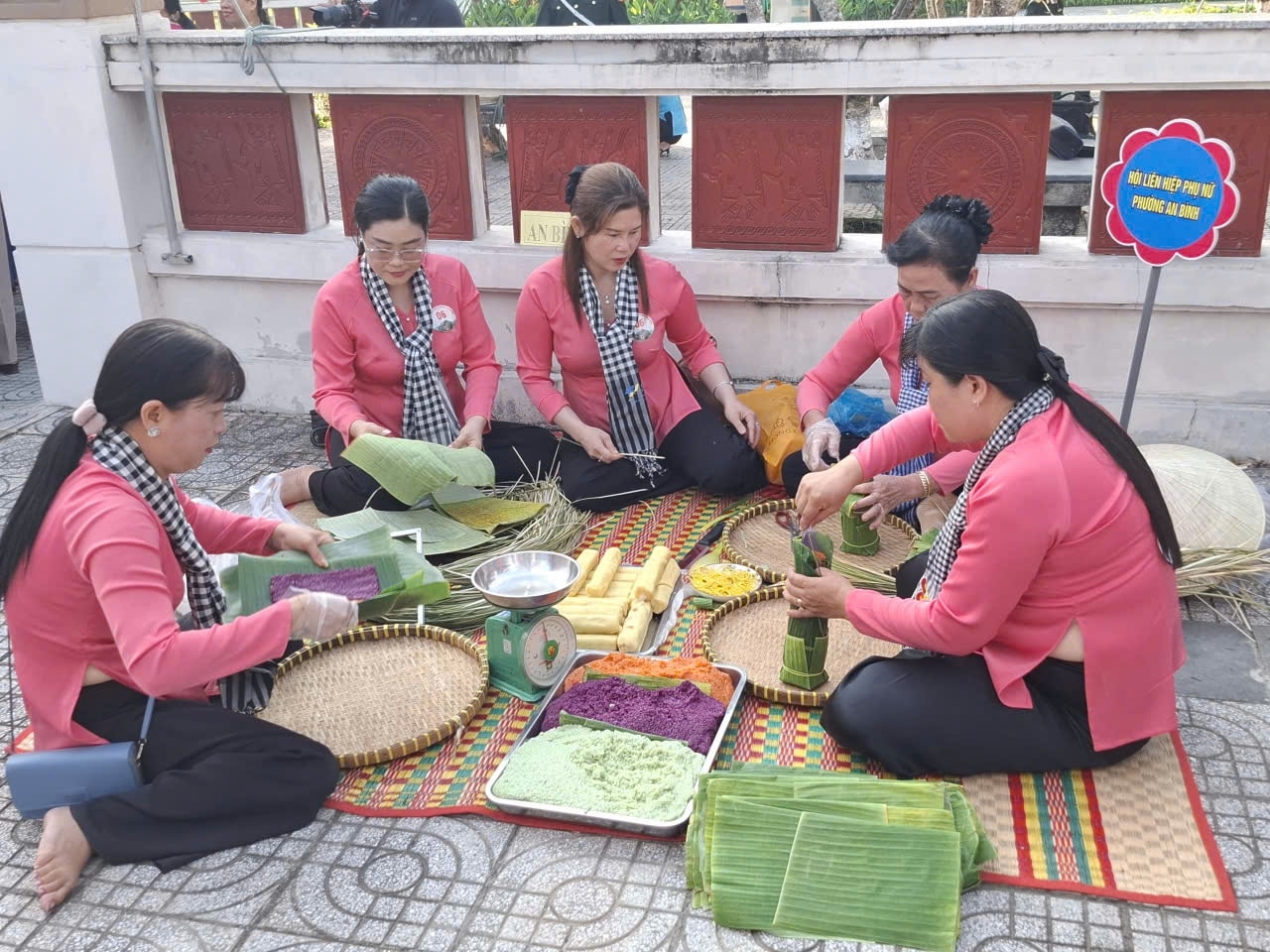 Các chị em phụ nữ tham gia thi gói bánh tét