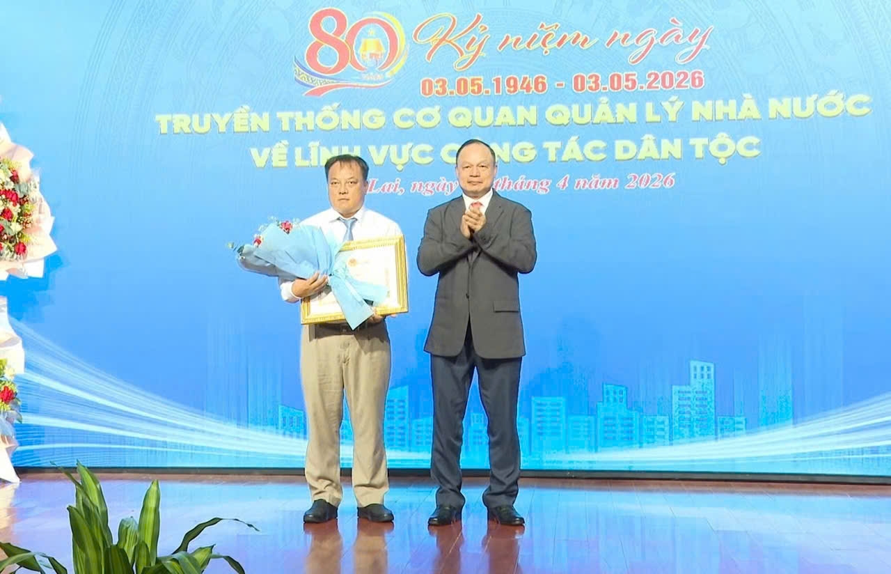 Phó Chủ tịch UBND tỉnh Dương Mah Tiệp trao bằng khen của Chủ tịch UBND tỉnh cho tập thể Phòng Dân tộc vì có thành tích xuất sắc trong công tác. Ảnh: X.Đ