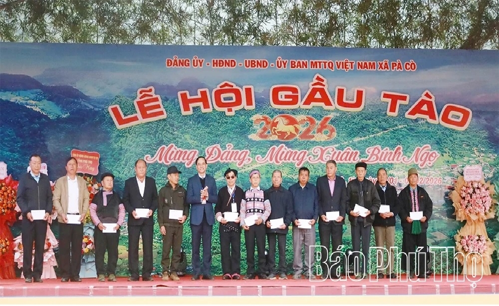 Đồng chí Nguyễn Hải - Ủy viên Ban Thường vụ Tỉnh ủy, Giám đốc Sở Dân tộc và Tôn giáo động viên, tặng quà người có uy tín xã Pà Cò. Ảnh: Bùi Minh
