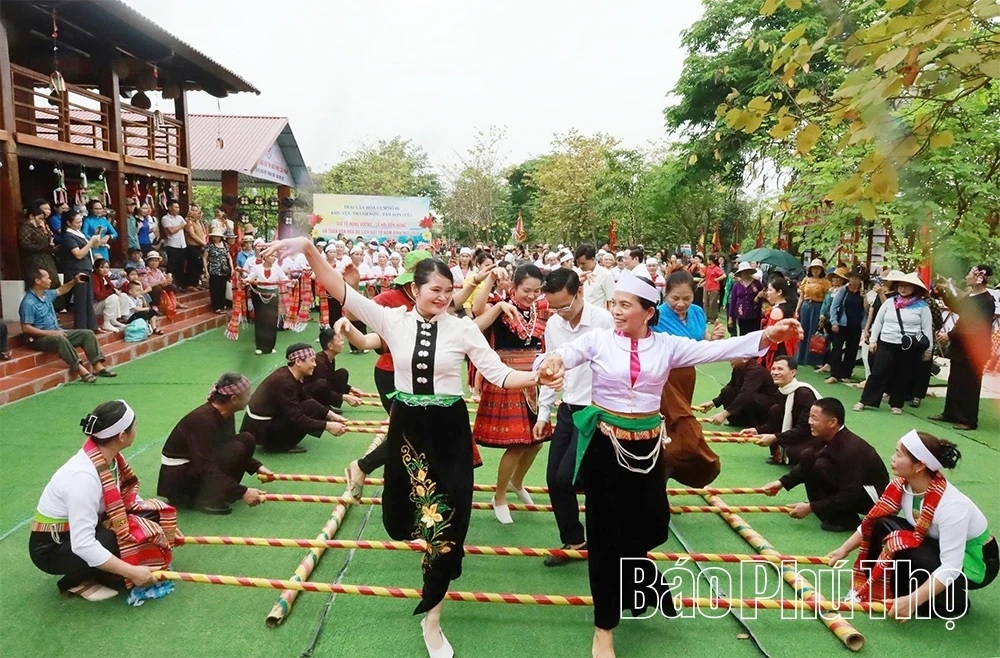 Cộng đồng các dân tộc thiểu số tỉnh Phú Thọ và du khách thập phương vui trẩy hội Đền Hùng trong không gian văn hóa đậm bản sắc, lan tỏa tinh thần hướng về cội nguồn dân tộc. Ảnh: Bùi Minh