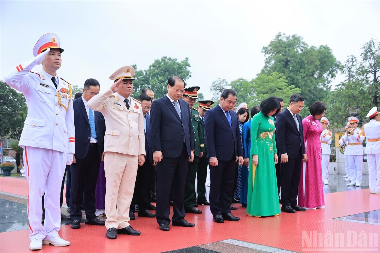 Đoàn đại biểu Thành ủy, Hội đồng nhân dân, Ủy ban nhân dân, Ủy ban Mặt trận Tổ quốc Việt Nam thành phố Hà Nội tưởng niệm các Anh hùng liệt sĩ.