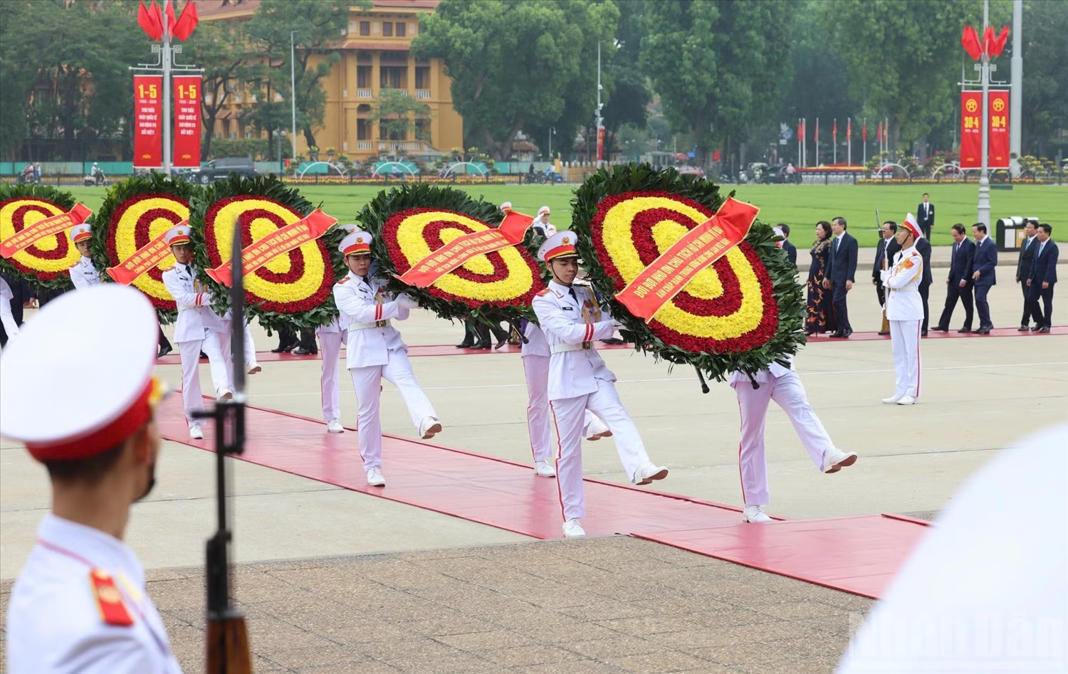 Vòng hoa của Đoàn mang dòng chữ ""Đời đời nhớ ơn Chủ tịch Hồ Chí Minh vĩ đại".