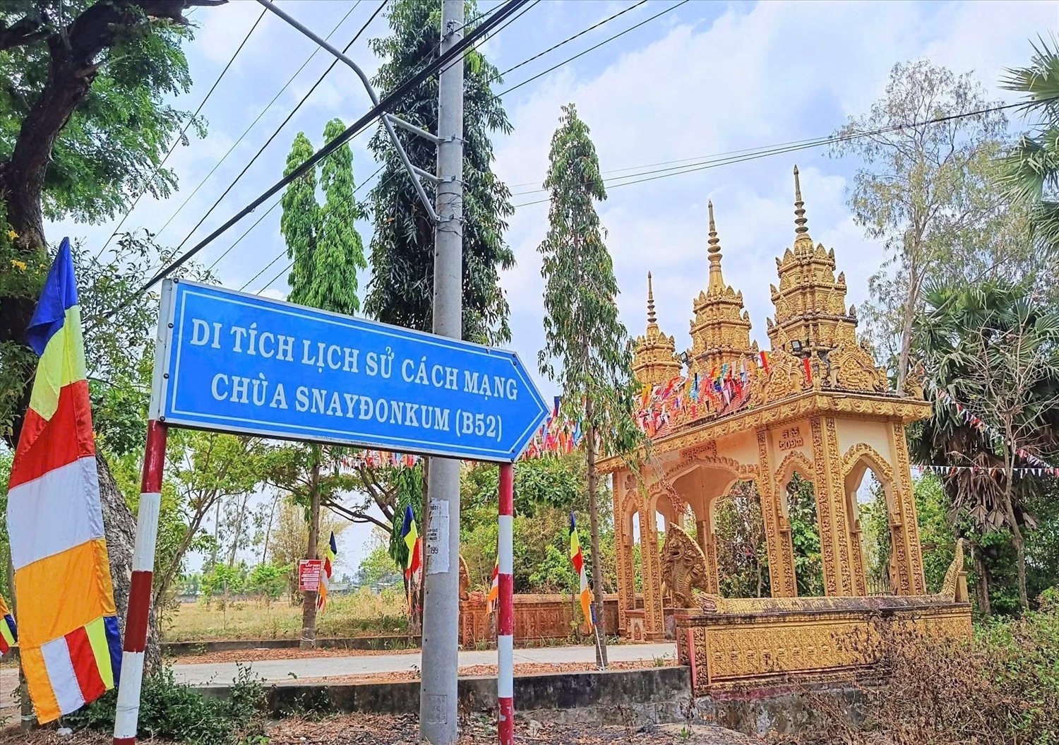 Đường dẫn vào chùa Snayđonkum – ngôi chùa mà người dân nơi đây vẫn gọi bằng cái tên đầy thương đau lẫn tự hào “Chùa B-52” nép mình dưới những tán cây cổ thụ.