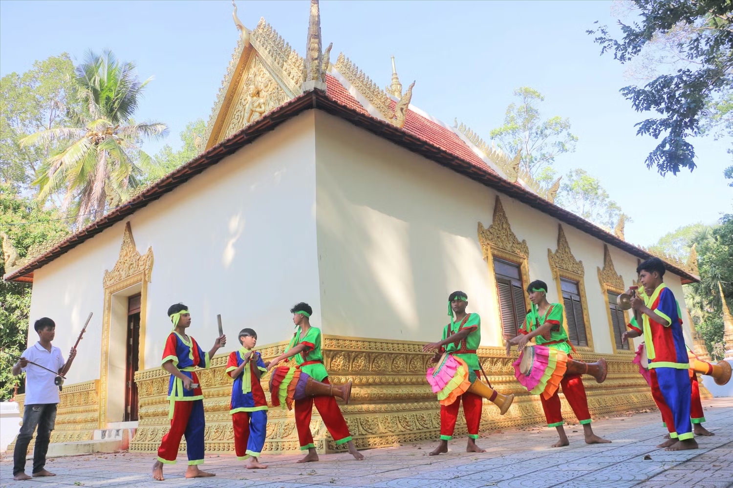 Các em nhỏ trên địa bàn ấp Phước Thọ (xã Ô Lâm, tỉnh An Giang) tập luyện múa trống Chhay-dăm - di sản văn hoá phi vật thể quốc gia của đồng bào Khmer tại chính điện của chùa Snayđonkum như cách để tiếp nối mạch nguồn văn hoá dân tộc.