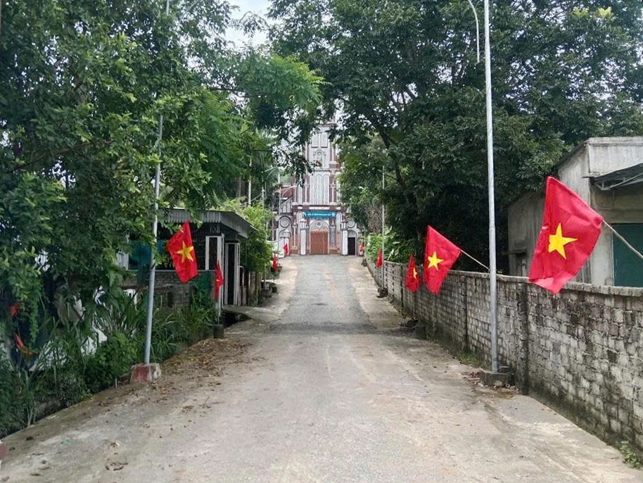 Lá cờ đỏ sao vàng tung bay trên tuyến đường ở các xóm đạo và nhà thờ ở Nghệ An