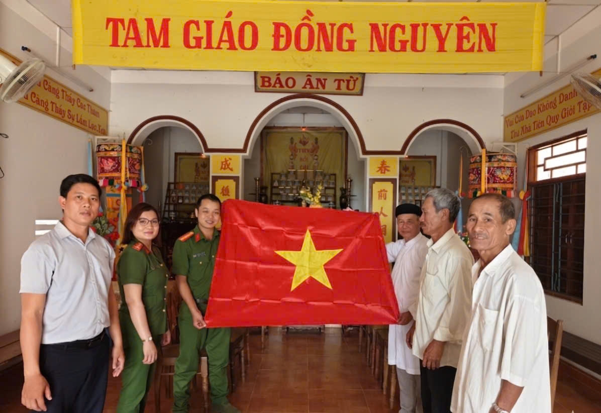 Các cơ sở tôn giáo ở Gia Lai nhận lá cờ Tổ quốc từ các cơ quan chức năng trao tặng ngày 24/4/2026
