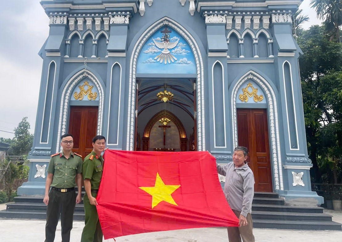 Các cơ sở tôn giáo trên địa bàn xã Lý Nhân, tỉnh Ninh Bình nhận những lá cờ Tổ quốc tươi thắm ngày 24/4/2026