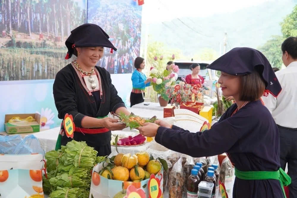 Các sản phẩm không chỉ mang giá trị sử dụng, mà còn chứa đựng thông điệp văn hóa, phản ánh bản sắc vùng đất tỉnh Phú Thọ