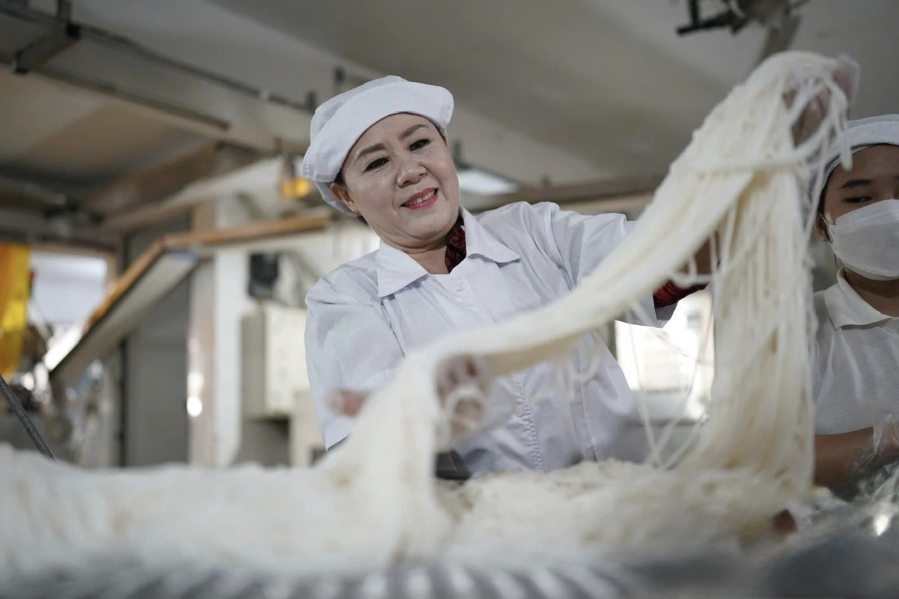 Bà Nguyễn Bính tự tay kiểm tra sản phẩm bún tươi của mình trước khi đưa ra thị trường