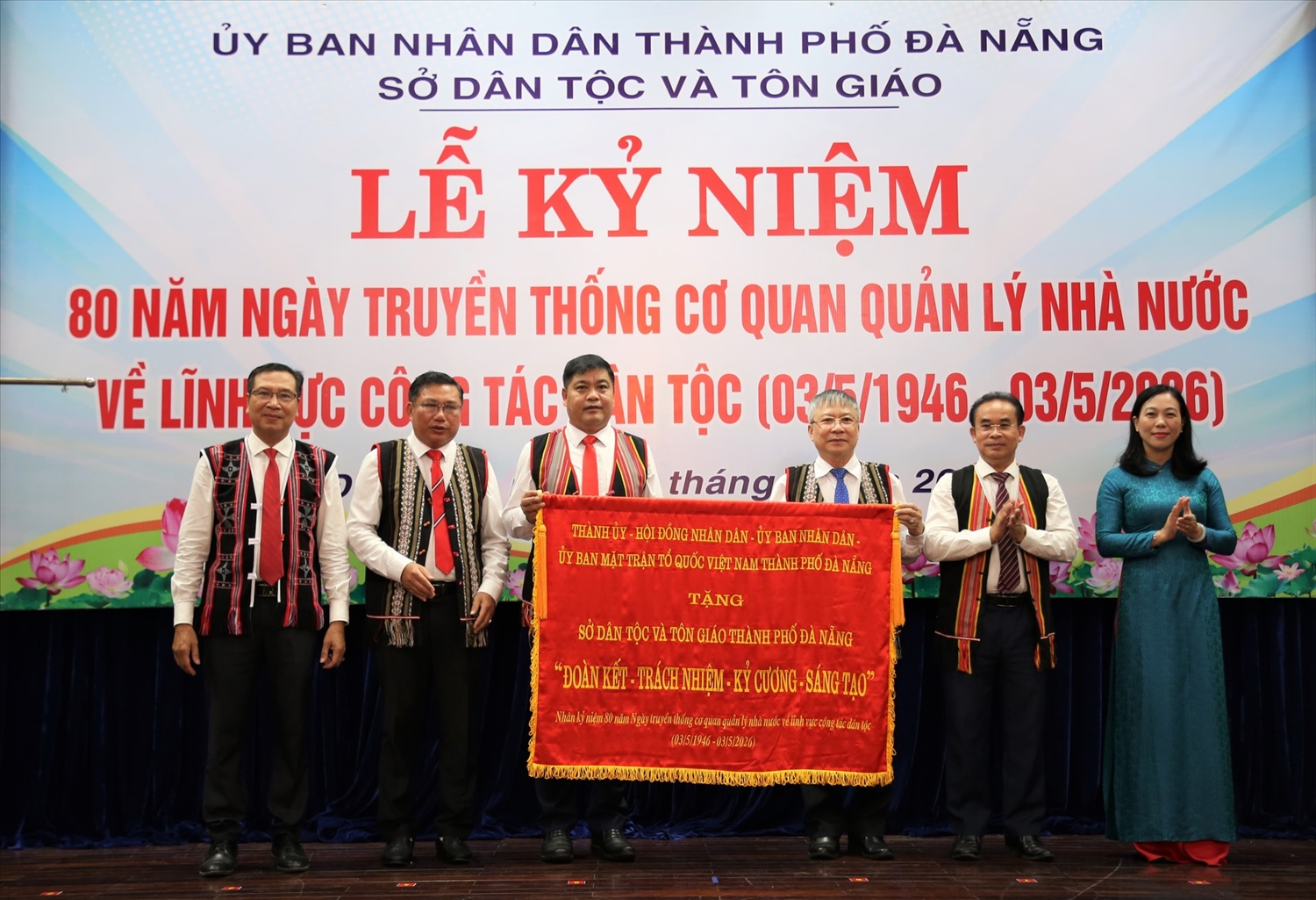 Lãnh đạo thành phố trao tặng bức trướng với dòng chữ ""Đoàn kết - Trách nhiệm - Kỷ cương - Sáng tạo" chúc mừng Sở Dân tộc và Tôn giáo nhân kỷ niệm 80 năm ngày truyền thống. Ảnh: ALĂNG NGƯỚC