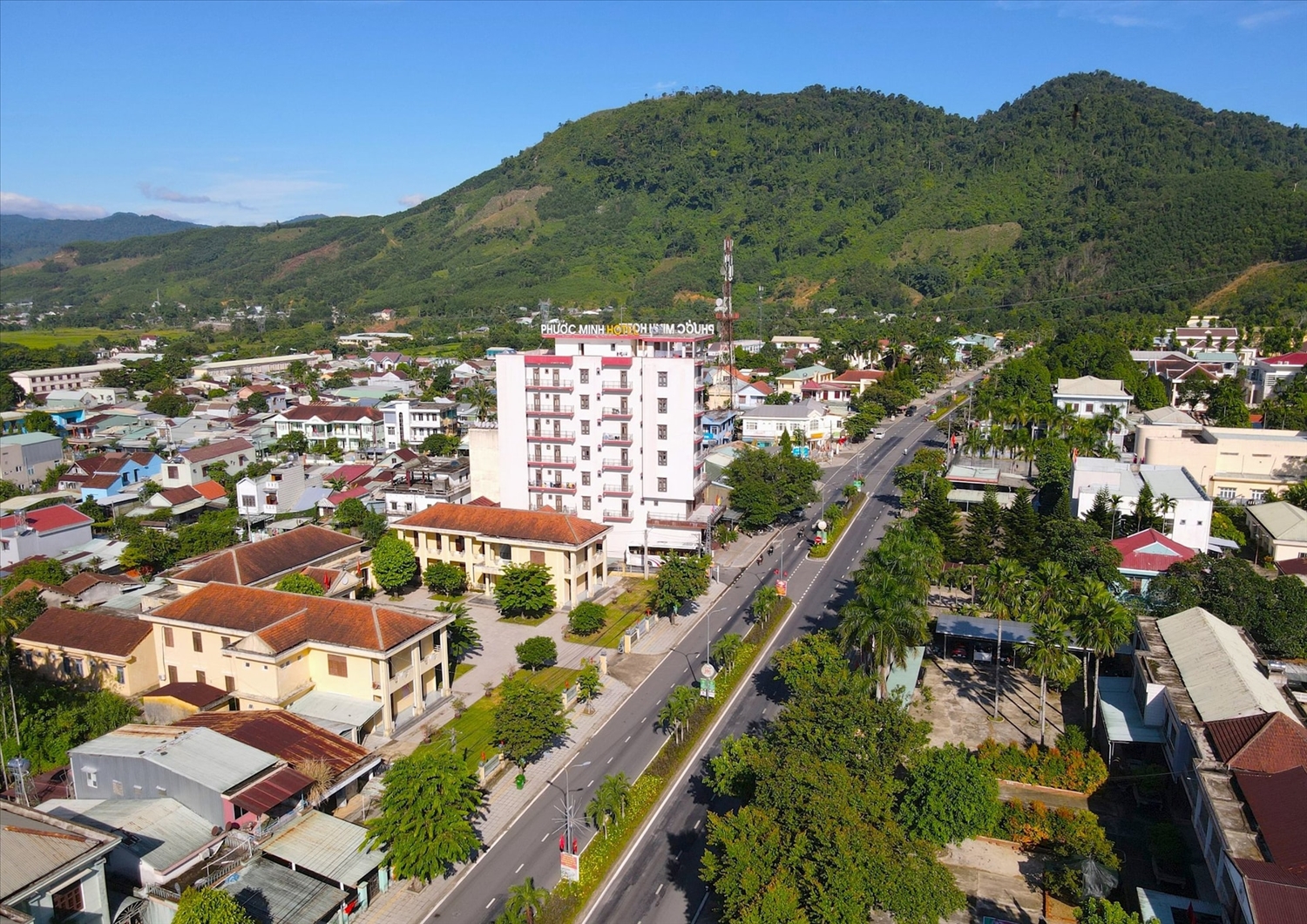 Từ chính sách của Nhà nước, hạ tầng miền núi đổi thay từng ngày (Trong ảnh: Một góc diện mạo xã Khâm Đức) - Ảnh: ALĂNG NGƯỚC