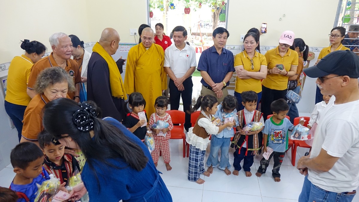 Trao tặng 50 suất quà cho các cháu học sinh.