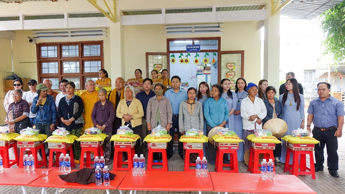 Trao tặng 100 suất quà cho bà con có hoàn cảnh khó khăn, tại thôn Plei Don phường Kon Tum.