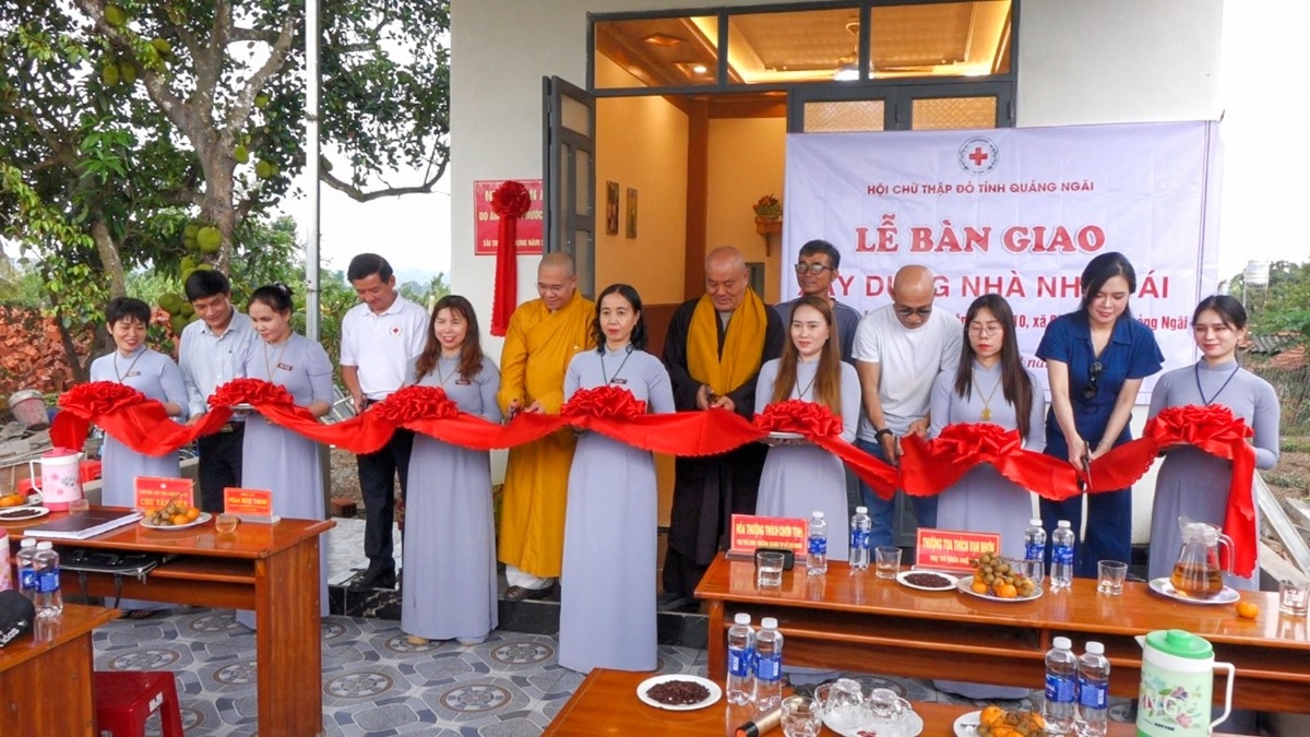 Bàn giao nhà Nhân Ái cho gia đình ông bà Nguyễn Tuấn Duyên tại thôn Đăk Hà 10.