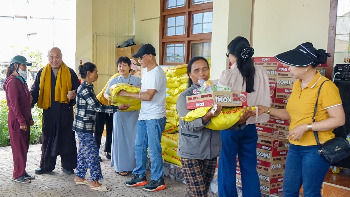 Bà con nhận gạo, mì, nhiều nhu yếu phẩm khác và tiền mặt 200.000 đồng.