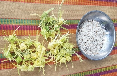 Sự tinh tế của bánh Kà tum nằm ở chỗ bánh là sự kết hợp của nông sản địa phương như gạo nếp ngâm kỹ, đậu trắng, lạc (đậu phộng) nấu chín, dừa nạo tay cùng chút đường, muối để cân bằng vị giác.