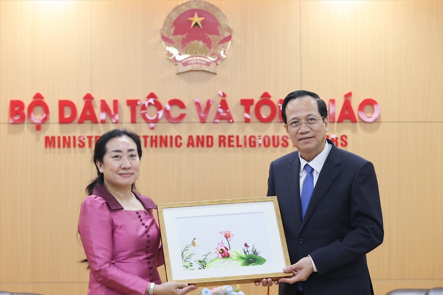 Bộ trưởng Bộ Dân tộc và Tôn giáo Đào Ngọc Dung tặng quà lưu niệm cho bà Touch Sopharath, Đại sứ Đặc mệnh toàn quyền Vương quốc Campuchia tại Việt Nam (Ảnh: Lê Anh Dũng)