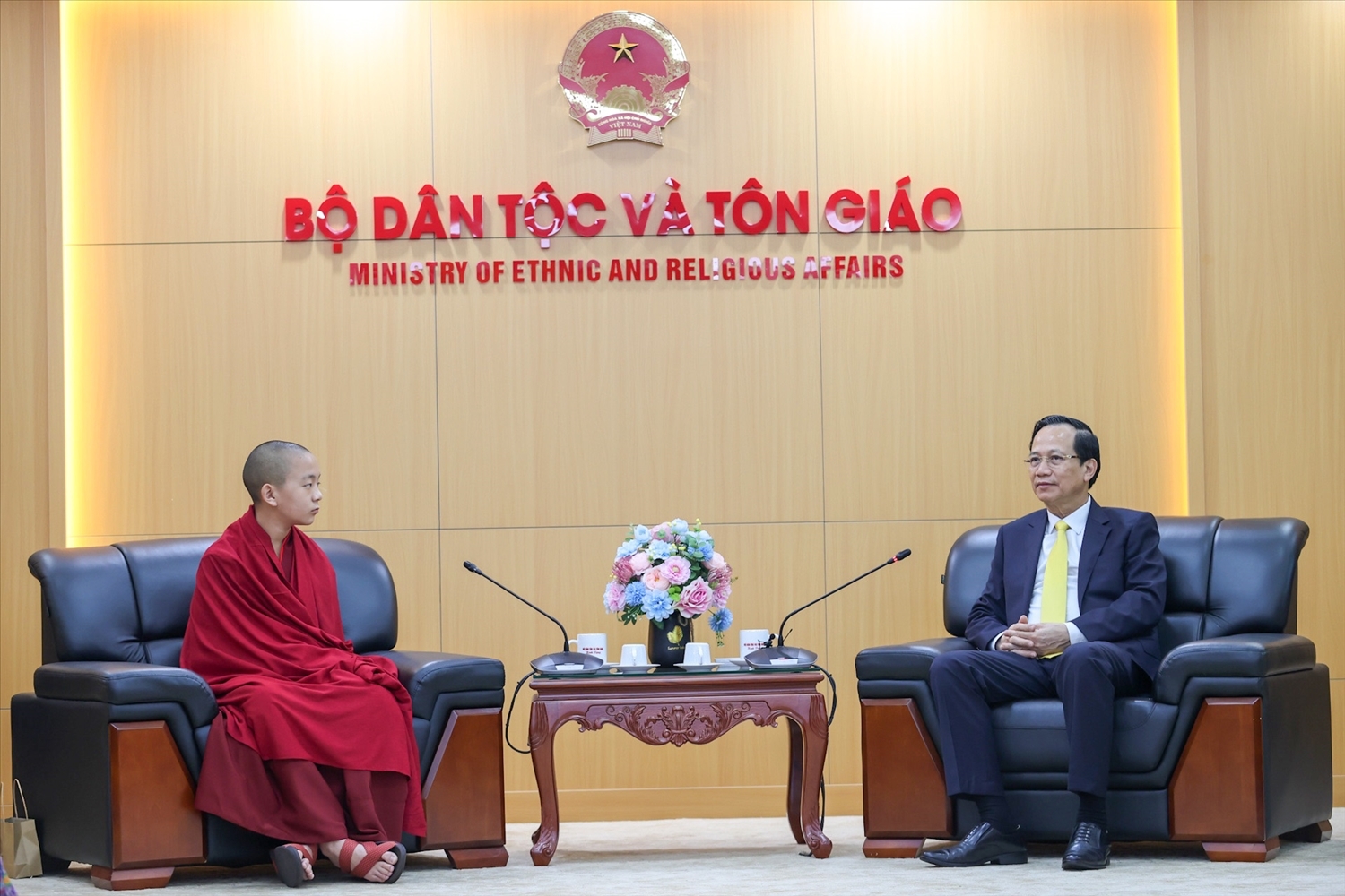 Bộ trưởng Bộ Dân tộc và Tôn giáo Đào Ngọc Dung tiếp Hoàng tôn Vairochana Rinpoche. Ảnh: Lê Anh Dũng