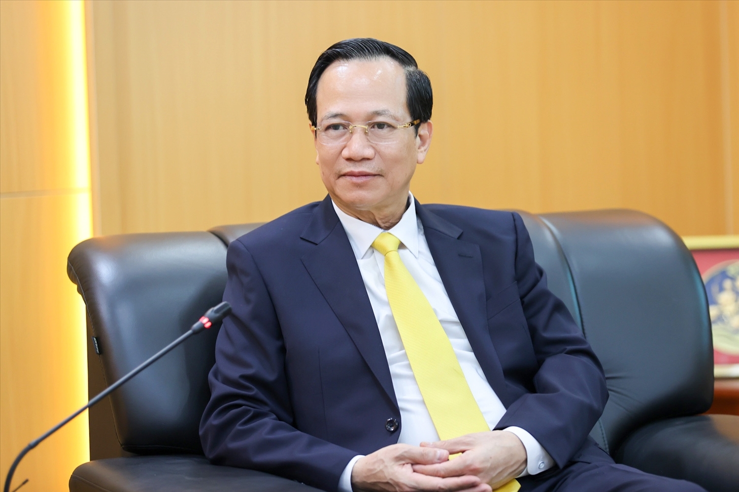 Bộ trưởng Đào Ngọc Dung bày tỏ vui mừng khi được đón tiếp Hoàng tôn Vairochana Rinpoche cùng các thành viên Hoàng gia Vương quốc Bhutan đến thăm Bộ Dân tộc và Tôn giáo. Ảnh: Lê Anh Dũng