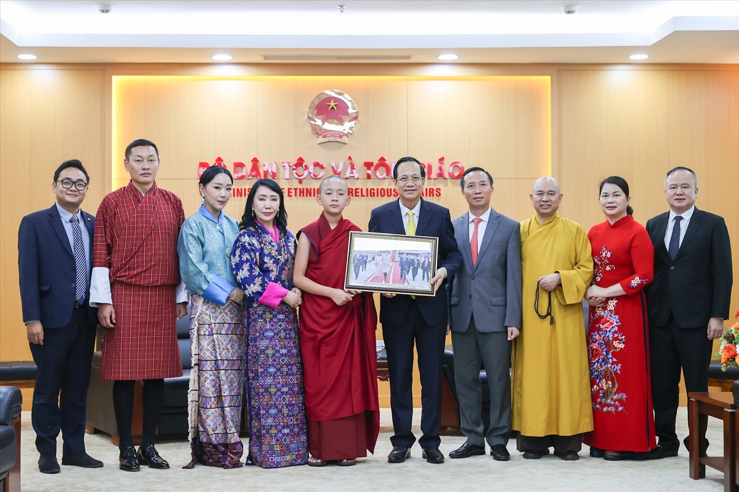 Bộ trưởng Đào Ngọc Dung tặng quà Hoàng tôn Vairochana Rinpoche cùng các thành viên Hoàng gia Bhutan. Ảnh: Lê Anh Dũng