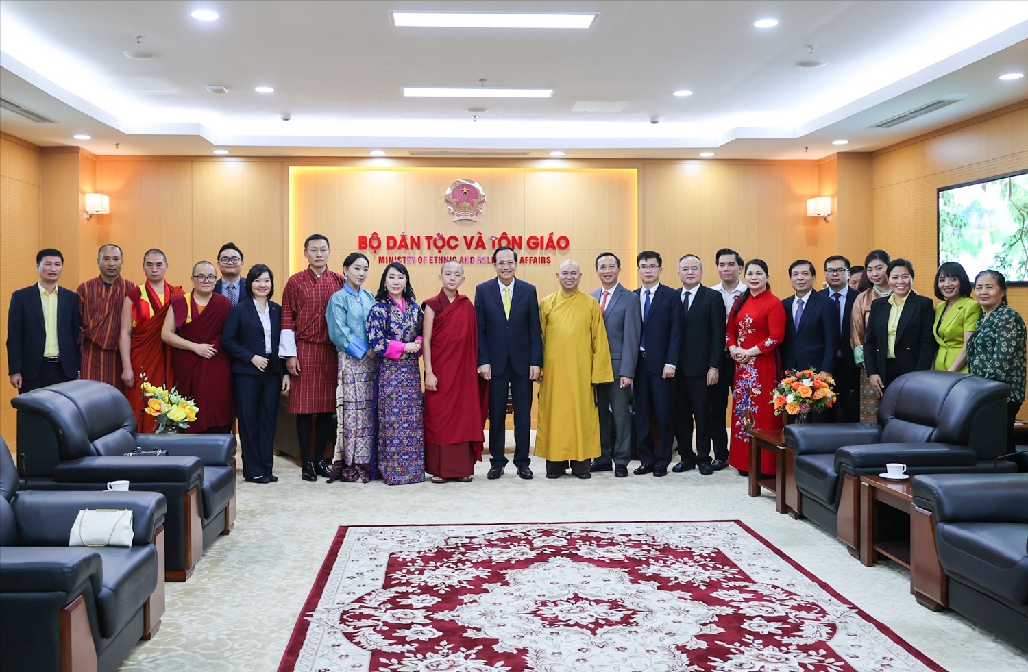 Bộ trưởng Bộ Dân tộc và Tôn giáo Đào Ngọc Dung; Hoàng tôn Vairochana Rinpoche và các đại biểu chụp ảnh lưu niệm. Ảnh: Lê Anh Dũng