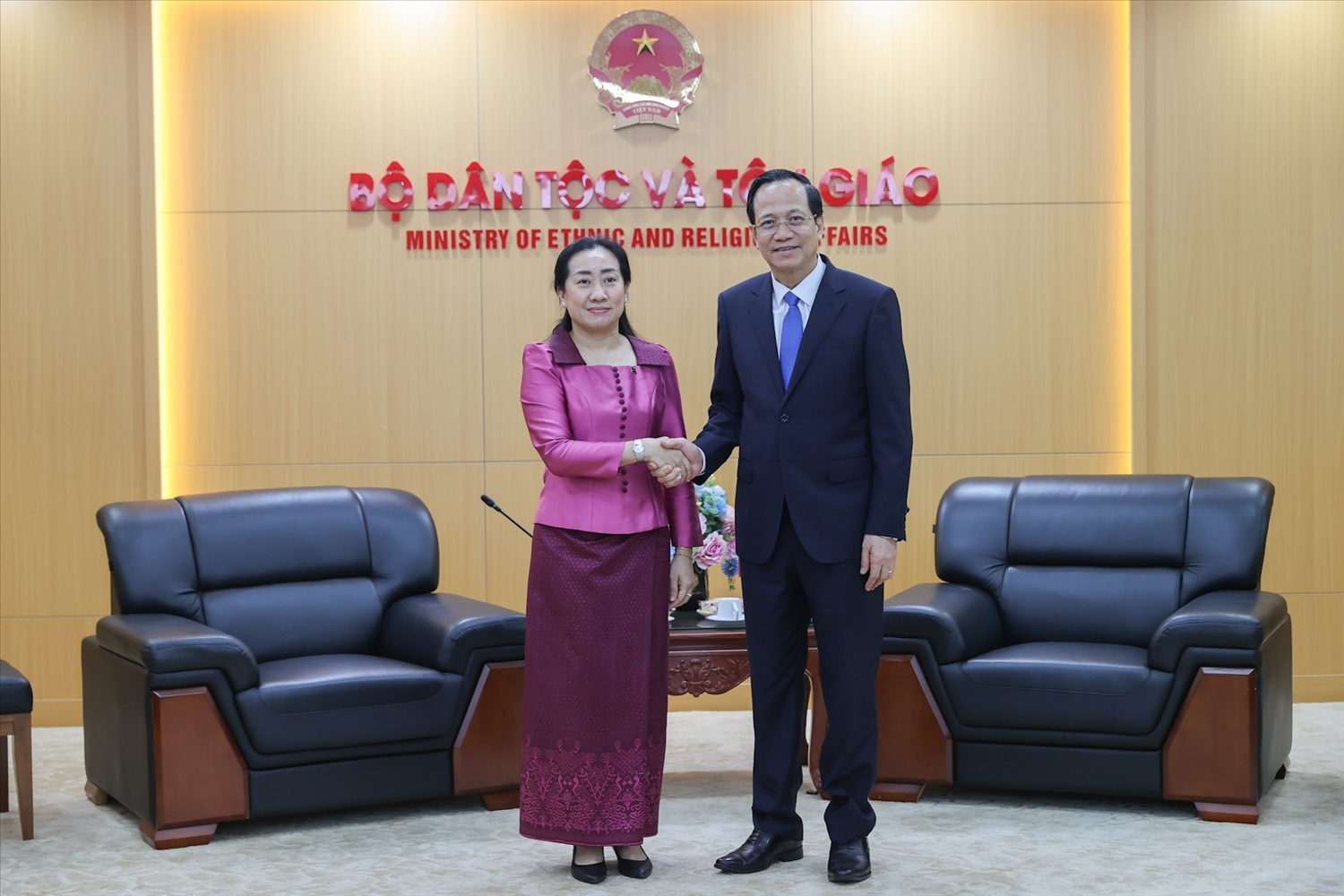 Bộ trưởng Bộ Dân tộc và Tôn giáo Đào Ngọc Dung tiếp xã giao bà Touch Sopharath, Đại sứ Đặc mệnh toàn quyền Vương quốc Campuchia tại Việt Nam (Ảnh: Lê Anh Dũng)
