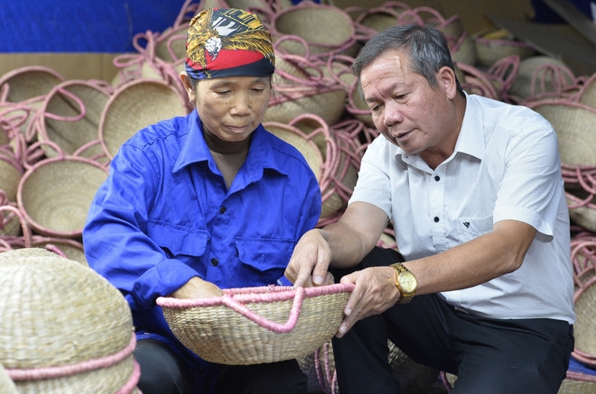 Giáo dân Phạm Đăng Khuyến kiểm tra sản phẩm của Công ty