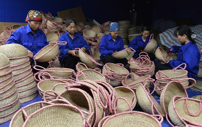 Công nhân Công ty TNHH Xuất khẩu và Đầu tư Thành Hóa làm các mặt hàng thủ công truyền thống