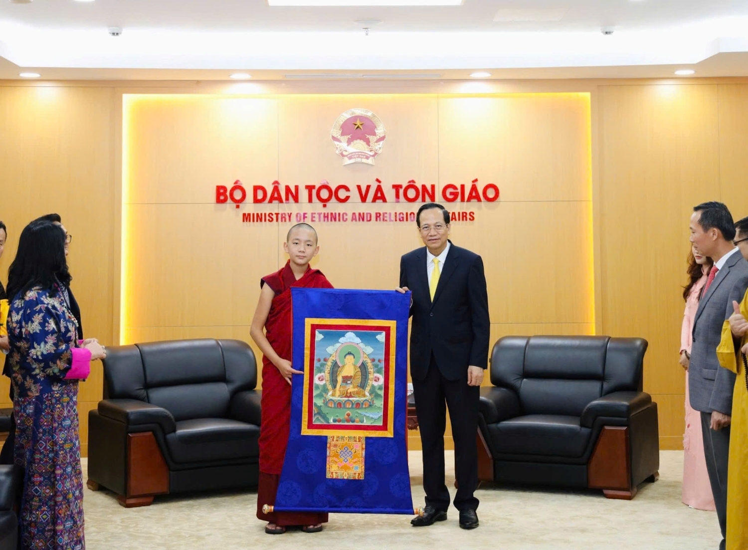 Hoàng tôn Vairochana Rinpoche tặng quà Bộ trưởng Đào Ngọc Dung. Ảnh: Lê Anh Dũng